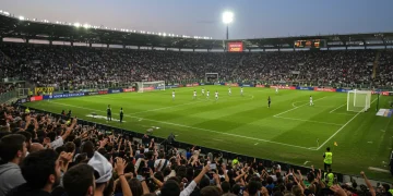 Underdog team celebrates a surprising late goal in a packed Serie A stadium, challenging expectations.
